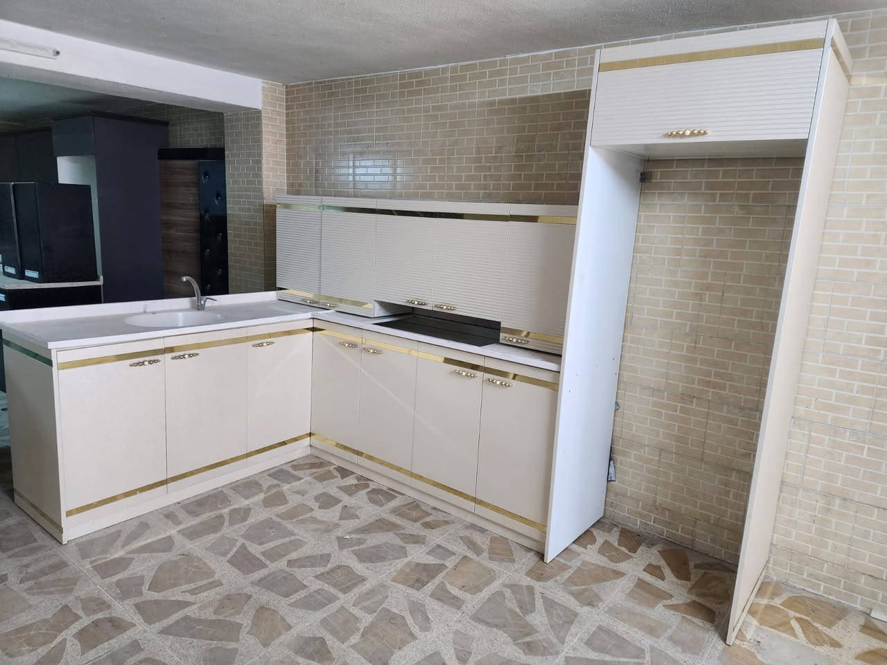 مستخدم شي قليل 
قياس 3 امتار و 10 مع بوكس ثلاجه 
وسنك مترين كامل مرمر 
عنوان اربيل نقل حد بغداد علينا 
للستفسار ع وتساب ***********
