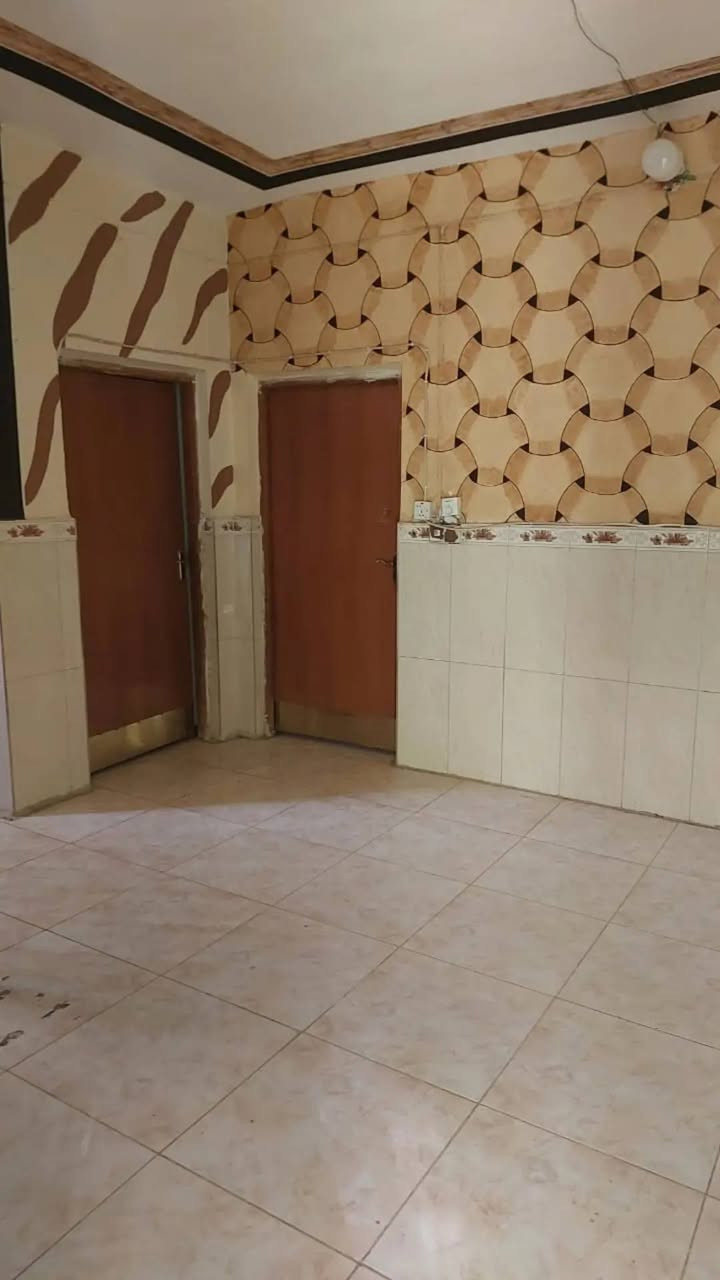 السلام عليكم بيت للبيت فقط بالكوت العزه الجديده مقابل جسر الكريميه بالقرب من موكب ستار ربيح المساحه ١٣٢ م الاتصال على الارقام *********** و ***********
