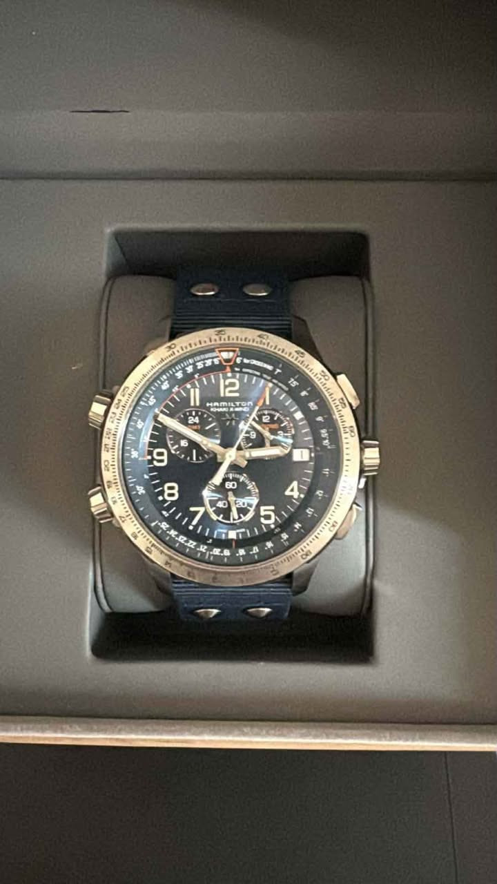 ⌚ العلامة التجارية: Hamilton
📌 الموديل: Khaki Aviation X-Wind GMT Chronograph
⚙️ الحركة: الكوارتز  (Quartz)
🌍 الوظائف:
كرونوغراف (Chronograph)
توقيت GMT (منطقة زمنية ثانية)
عرض التاريخ
عقارب ومؤشرات مضيئة لسهولة القراءة
مقياس انحراف الرياح (Drift Angle Calculator) المميز لسلسلة X-Wind
📏 مقاس الهيكل: حوالي 46 مم
🛡 الخامة: ستانلس ستيل
🖤 لون المينا: أسود مع تفاصيل برتقالية
🔵 السوار: قماش (Canvas) أزرق مع مسامير معدنية
💧 مقاومة الماء: 100 متر (10 ATM)
🔷 الزجاج: ياقوت (Scratch Resistant Sapphire Crystal) مركز بدر, البحيرة


**إذا كنت صاحب هذا الإعلان وتريد حذفه لأي سبب، رجاءا أرسل رسالة إلى الدعم الفني**