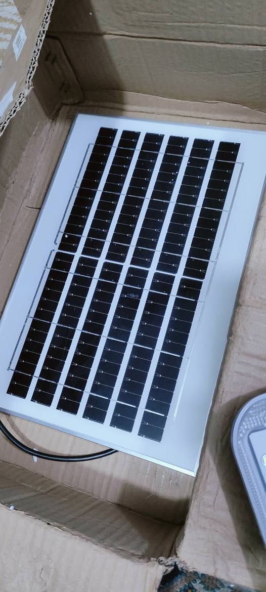 السلام عليكم.
بروجكتر طاقة شمسية 200 واط+ ريمونت تحكم عن بعد بي اكثر من 81 ليد سعره مع التوصيل 25000 كافة محافظات العراق 
يصلح للتخييم.
***********
