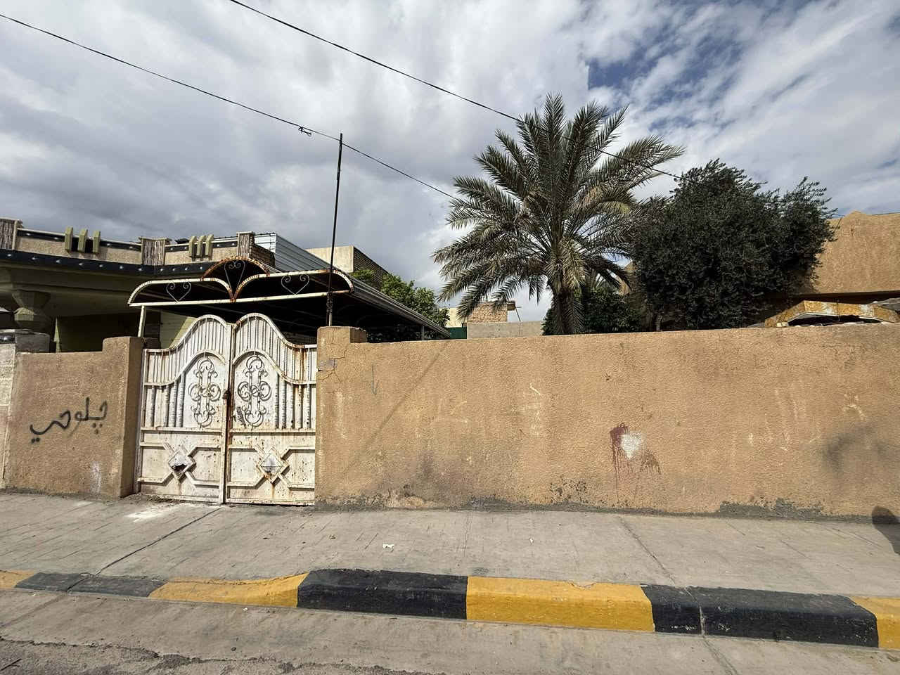 قطعه أرض للبيع طابو ملك صرف مقابل حسينية علي سالم مساحتها ٢٢٠متر موقع مميز وخدمات كامله ولقطعه مسيجه من ٤جهات للاستفسار أكثر الاتصال ***********
