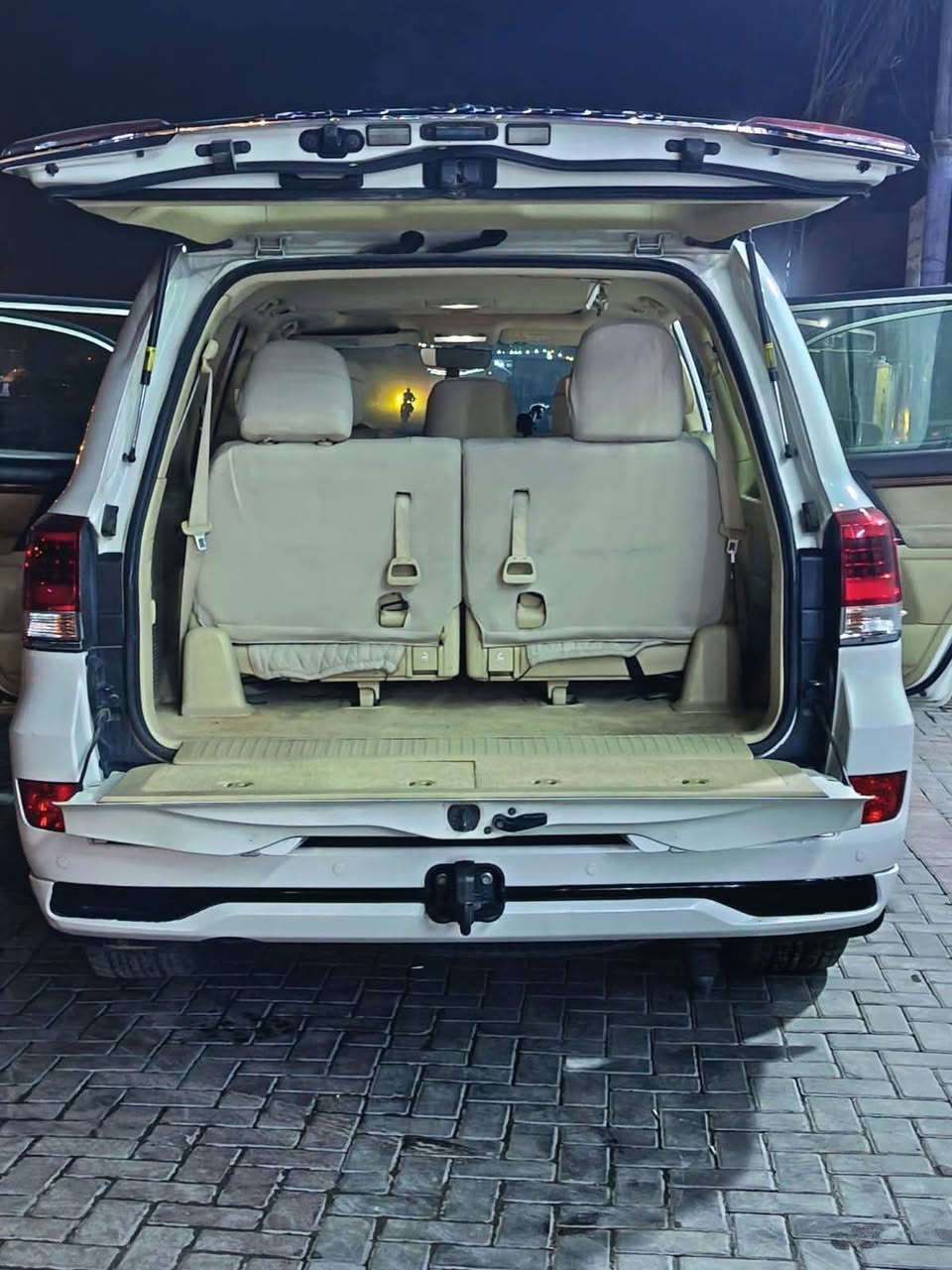 السلام عليكم
بيع او مراوس حسب القناعه لاندكروز (2016)  كفاله من ضربه ومن صبغ سياره دخلتهه سونار قبل يومين (V6) بغداد بسمي حجم المحرك(4000) السياره مال جناي مال بيت ادامه بشركه تيوتا 

فوول مواصفات 

بصمه ابواب 

بصمه تشغيل 

شاشه كبيره 

كشنات  جلد 

كامره خلفيه 

حساس امامي 

حساس خلفي 

حساس ايمن وايسر

فتحه سقف

7راكب

فورويل 

تحكم ستيرن 

كشنات كهربائ

زراك لايت

مري شفط

بلوجكترات 

ثلاجه 

تبريد شاشه 

تبريد شاشه 

ومواصفات الاندكروز معروف بالحقيقه احلا من صور

مناقصها كلشي

مكان الدوره***********

 مكلف بالنشر
