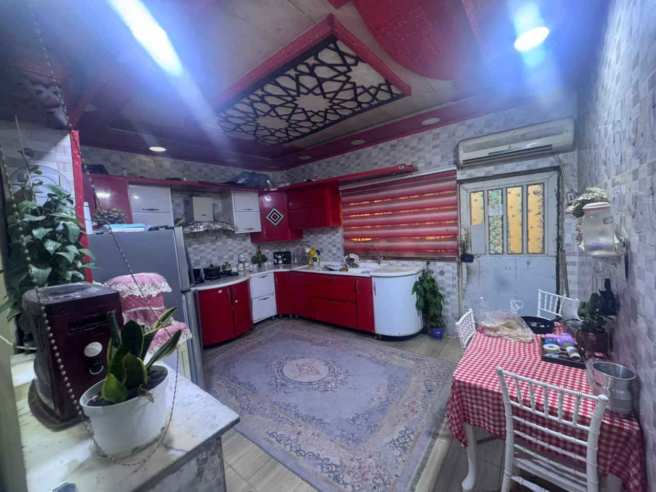 السلام عليكم بيت للبيع طابقين الطابق الثاني شقه طابو صرف مساحة 200 مكان مدينة الصدر أربعمئة دار قرب الساحه  ثاني بيت سعر 230وبي مجال ستفسار *********** من أو ***********
