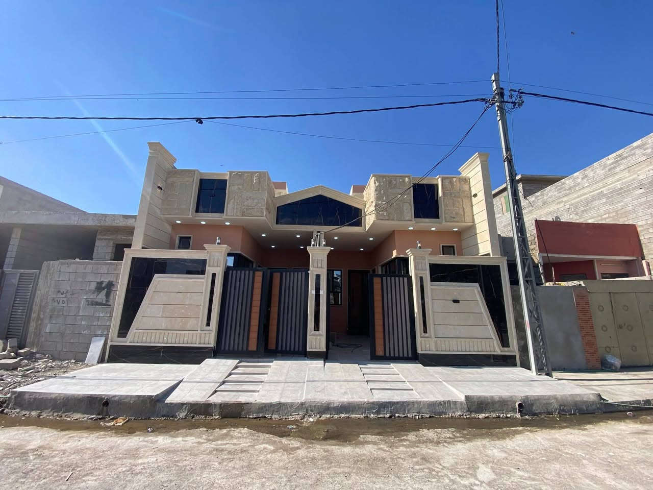 ♦️ داران  للبيع في حي السماح♦️
📍الموقع : حي السماح الأركان نهاية الاركان  
📐مساحة الدار : 💯 متر واجهة 5 متر
بناء حديث زيرو تسليم فوريً
سند طابو ملك صرف شرط التحويل
#شارع تبليط ١٢ متر
🏠 تفاصيل الدار : 
طابق واحد : غرفة نوم وهول ومطبخ واستقبال وصحيات وكراج وبيتونة كبيرة
________________________________________________
للاستفسار الاتصال بالرقم :
***********
***********
مكتب المروة لتجارت العقار نستقبل جميع العروضات العقاريه 
عنوان المكتب حي السماح علا شارع 20مقابل مول القمه

