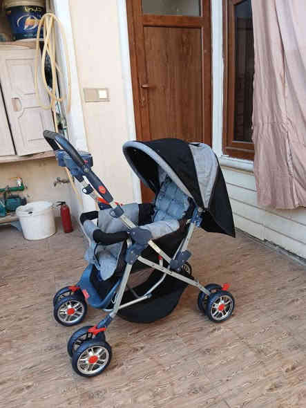 عارەبانەی مناڵان زۆر تازەیە و پاک و جوان و بێعەیب 8 تاییە،  کورسیەکەی پاڵ ئەخرێ بۆخەوتن و تەواوتەختەکرێێێێ
، قایشی بەستنەوەی هەیە ،مێزی پێوەیە لای دایکەکە ،  ژێری پێوەیە بۆشت هەڵگرتن
،  تایەو ئیسۆپی زۆر مەزبوتەو بچوک ئەکرێتەوە بۆناوسەیارە، 
سعری زۆر گونجاوەو سعری  35 هەزارە کۆتای
سلێمانی ، گەیاندن هەیە*********** السليمانية
