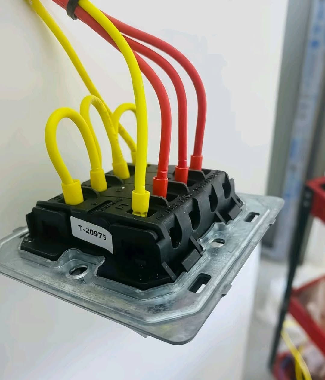 ⚡️ أعمال صيانة وتمديدات كهربائية بأعلى جودة 💡
تركيب لوحات، مفاتيح، إنارة، وتنظيم الأسلاك بكل احترافية 🔧
هذا من عملي 💪
للتواصل : *********** #كهرباء #صيانة #كهربائي
