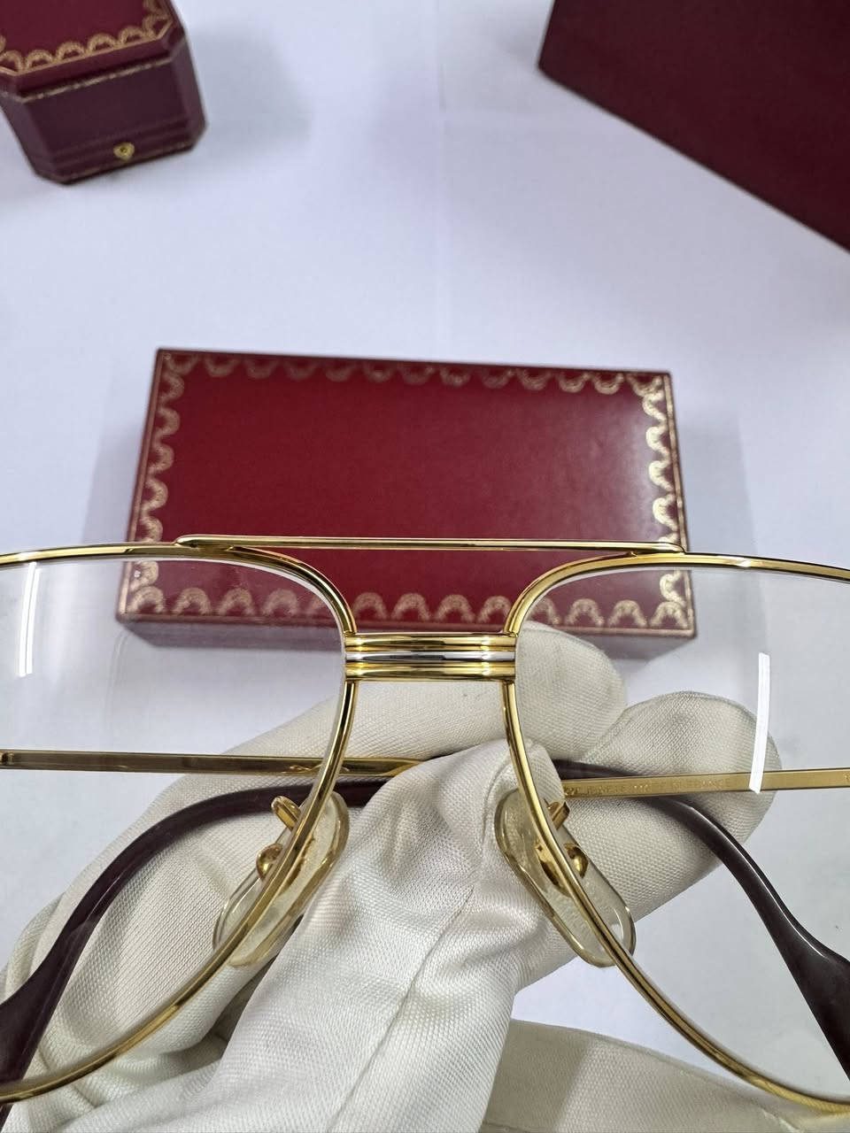 السلام عليكم 
نظارات كارتير فاندوم (Cartier Vendôme)
من دار الأزياء الفرنسية الشهيرة (Cartier)
فرنسي أصلي 
عدسات فوتو گري تتغير عند تعرضها لضوء الشمس
زجاج اصلية مختومة ختم حراري مخفي
قياس 56/14 ( القياس النادر)
النظارة نظيفة جداً استخدام قليل كالجديدة
مع العلبة الاصلية 
التواصل عالخاص


**إذا كنت صاحب هذا الإعلان وتريد حذفه لأي سبب، رجاءا أرسل رسالة إلى الدعم الفني**