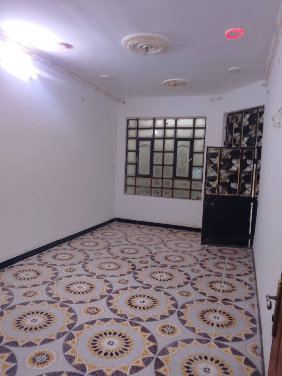 مشتمل 100 متر  طابقين بحي الحكيم شارع علي لامير قريب علا شارع العام مطبخ وستقبال وهول وصحيات داخليه وخارجيه وطابق الثاني هول وغرفه وصطح
طابو سند 25 مسجل بلديه شارع 11 مجاري 
السعر 34 بيه مجال بصيط 
الستفسار ***********
