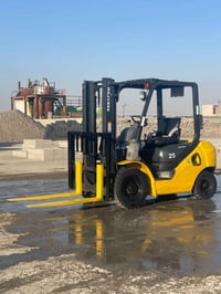 للبيع رافعه شوكيه كوماتسو موديل 2013"طنين ونص "جب حاويه" كير_محرك_اكسن...