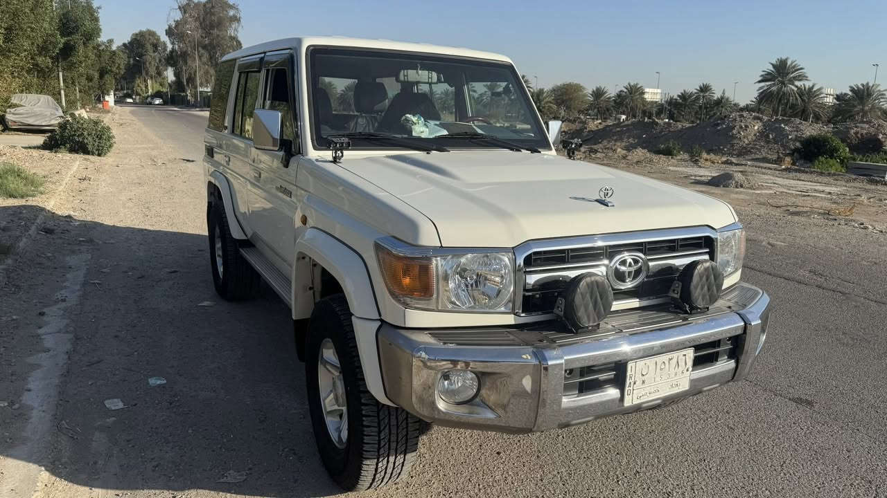 السلام عليكم 
لاندكروزر حوثيه موديل 2014 رقم بغداد 
ماشيه 100 الف سياره نظيفه مثل ماموضح بالصور بيه شويه بارده وصبغ بالجاملغ الخلفي جهه السائق جام كهربائي تخم تاير جديد محرك 4000 بانزين كير محرك بلادي 
مكان السياره بغداد الكرخ 
السعر 25000 الف دولار
يعني  250 ورقه وبيها مجال 

  للاستفسار ***********
