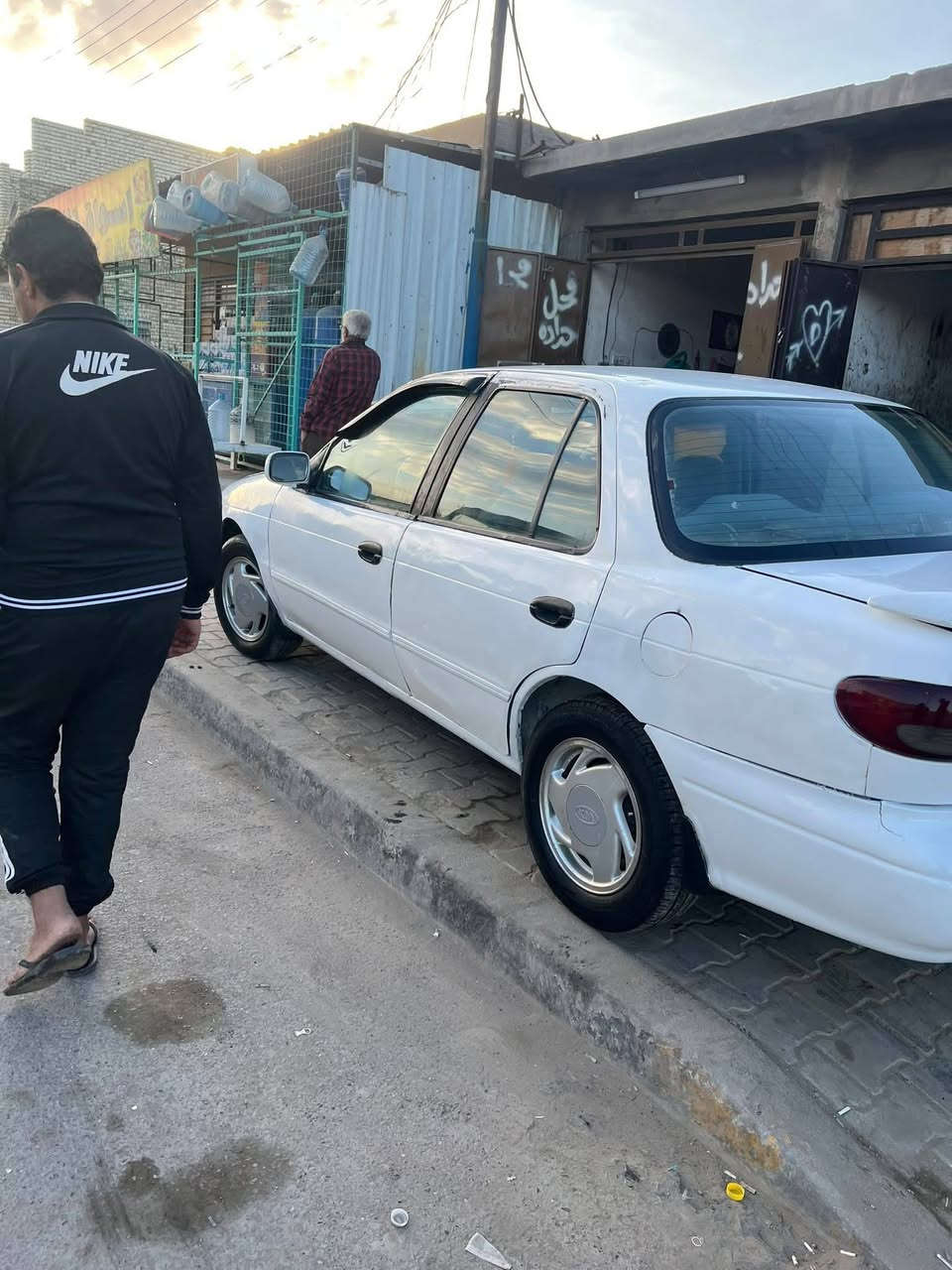 السلام عليكم
السياره للبيع 
كير محرك مكفولة
كير عادي 
رقم إنكليزي باسمي قبل أسبوع سويت السنويه 
السعر ٣٥ ورقه 
***********
 العنوان بغداد أبو غريب
