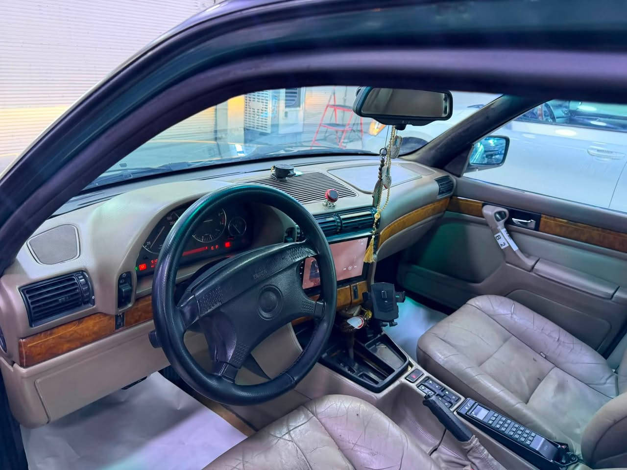 بي ام 735 موديل 1993 رقم دهوك ثاني يوم تحويل او وكالة سنويه هزه رقم كلها جديد عل بلاد بدون ضربه ابد سياره جديده كلش مابيها نقص ترايها كلش حلو كتم كير محرك شرط تبريد ثلج سياره مصروف عليها شاشه كامره سماعات دمام فول مواصفات سياره مكان كركوك سعر 62$ رقمي ***********
