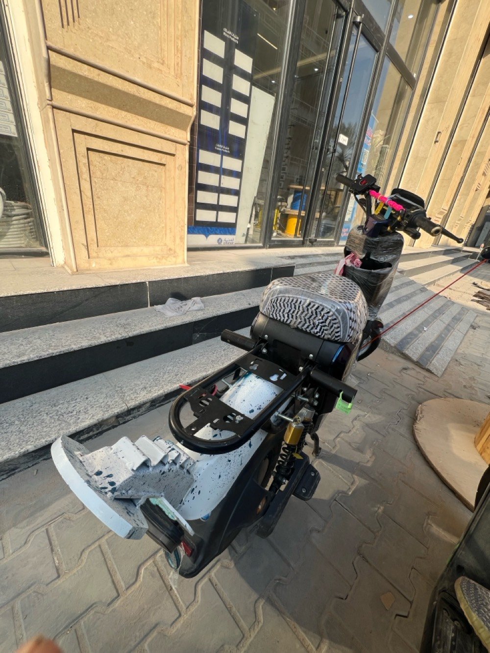 سلام عليكم دراجه شحن R9مديل2026صالي اربع اشهر من طلعته من الوكيل مكاني قبله 