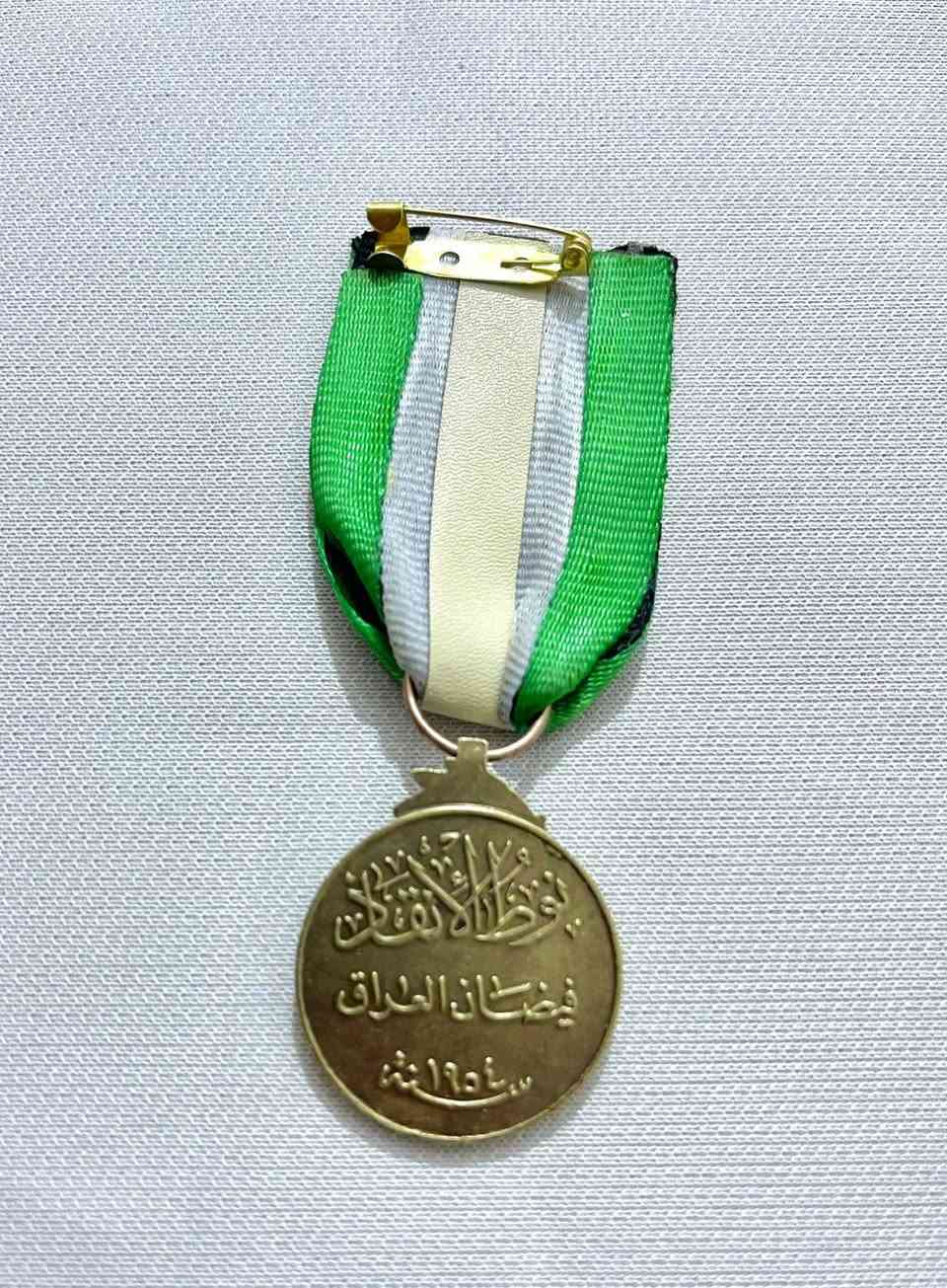 للبيع
نوط الانقاذ الذي تم اصدارة في زمن جلالة الملك فيصل الثاني رحمه الله .
وهو احد الانواط الملكية الجميلة وتم منحه لمن ساهم فعليا بعمليات الانقاذ من فيضان نهر دجلة عام 1954 . 
وجه النوط يحمل صورة بارزة لرجل وقد أنقذ أمرأة واضعا رجله على اكياس الرمل التي ترمز الى السداد وخلف الرجل من الجهة اليسرى شجرتا نخيل وقد غمرتهما المياه , ومن الجهة اليمنى زورق محمل بمواد الاسعاف وفي اقصى الصورة منظر جوامع ونخيل تمثل مدينة بغداد . 
اما الوجه الاخر للنوط كتبت عبارة نوط الانقاذ وتحتها عبارة فيضان العراق 1954 .
اما شريط النوط فهو مصنوع من الحرير .
 النوط مصنوع من البرونز وتم سكّه في شركة هجنن السويسرية Huguenin المعروفة عالميا 
للبيع السعر خاص 
او واتساب
***********
