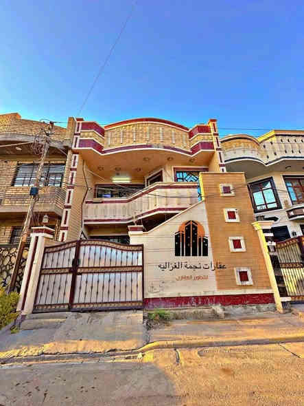 السلام عليكم  اني عدي بيت
 بغداد الغزاليه الهياكل 
مساحته 150متر
اثنين غرف جوه واستقبال ومطبخ
الفوك درج خارجي
بس بنص الطارمه مال البيت
السعر 355وبيه مجال لشراي 
***********
