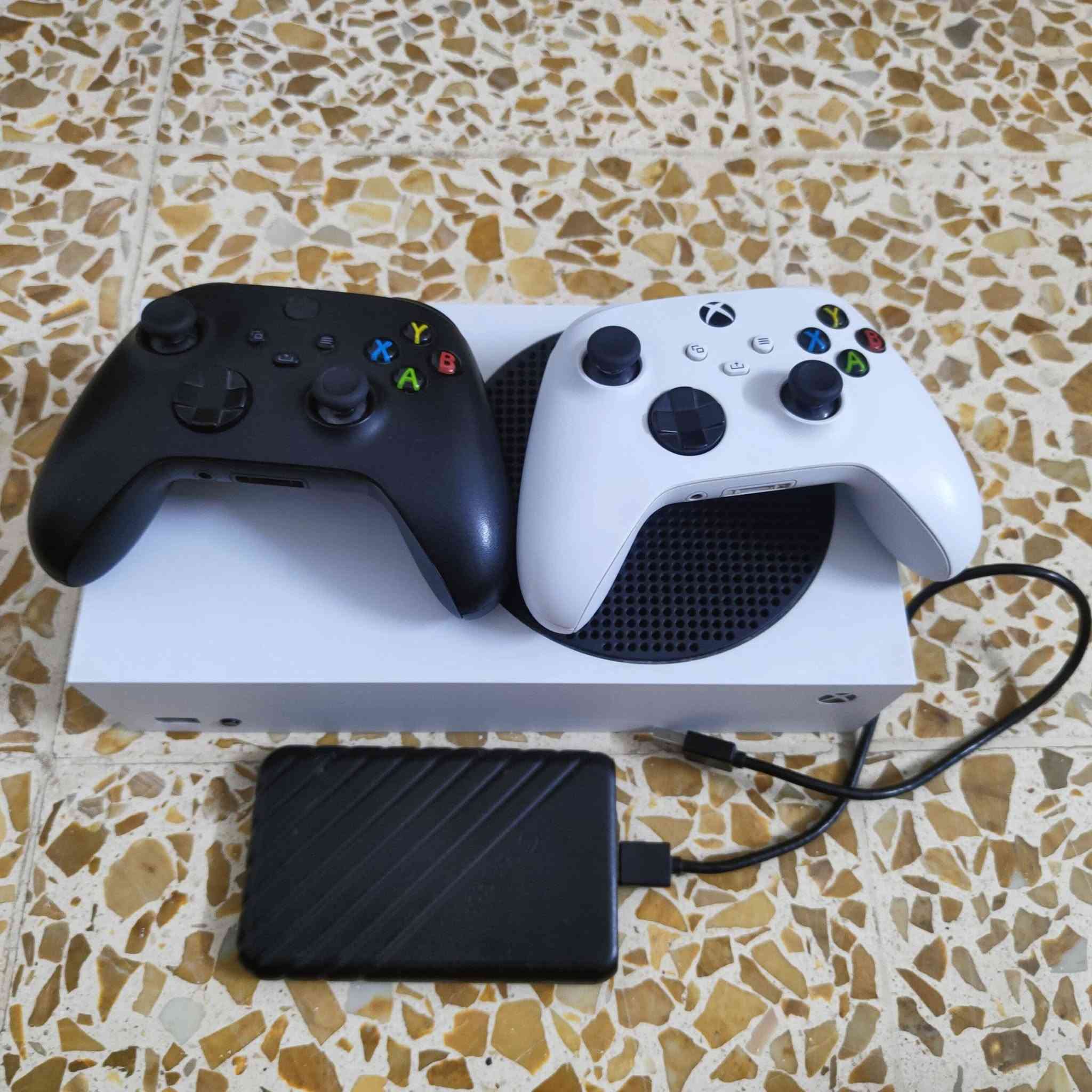 للبيع Xbox Series S نضافة 100%100 شرط
المواصفات:
- الجهاز: Xbox Series S 512TB نسخة 2024
- الحالة: 10/10 نضيف مابي اي عطل او فتح
- الملحقات: يدات اصلية 2 + كيبلات HDMI + هارد HDD  مع الرك مساحته 512 + الكارتونه مالته موجوده + بطاريات شحن لكل يده لا باتريات ولا هل دوخه
مع حساب بي هاي الالعاب الي بصورة 
السعر: 550 قابل للتفواض
المكان الموصل لا يتوفر توصيل تجي تفحص وتاخذه 
ما عجبك اعبر المنشور گبل ولا دوخني 
الرقم:***********
والخاص مفتوح
