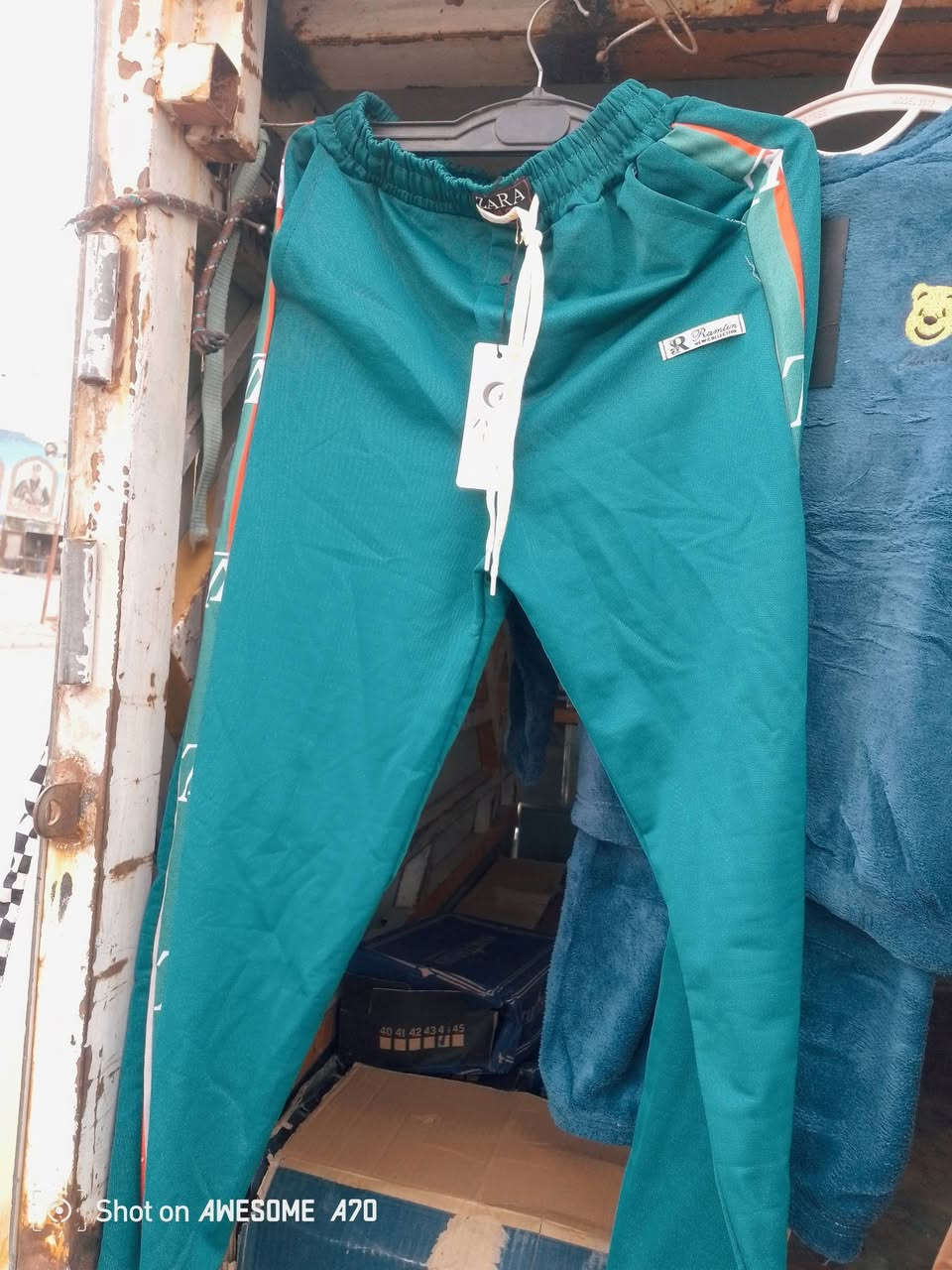 سلام عليكم ،متوفر شروه بجايم ولادي ،شبابي ، رجالي ،كله جديد وكل نص درزن بكيس نايلون ،تخدم اصحاب التنزيلات ولبسطات لان سعر مناسب جدا للتواصل ***********
