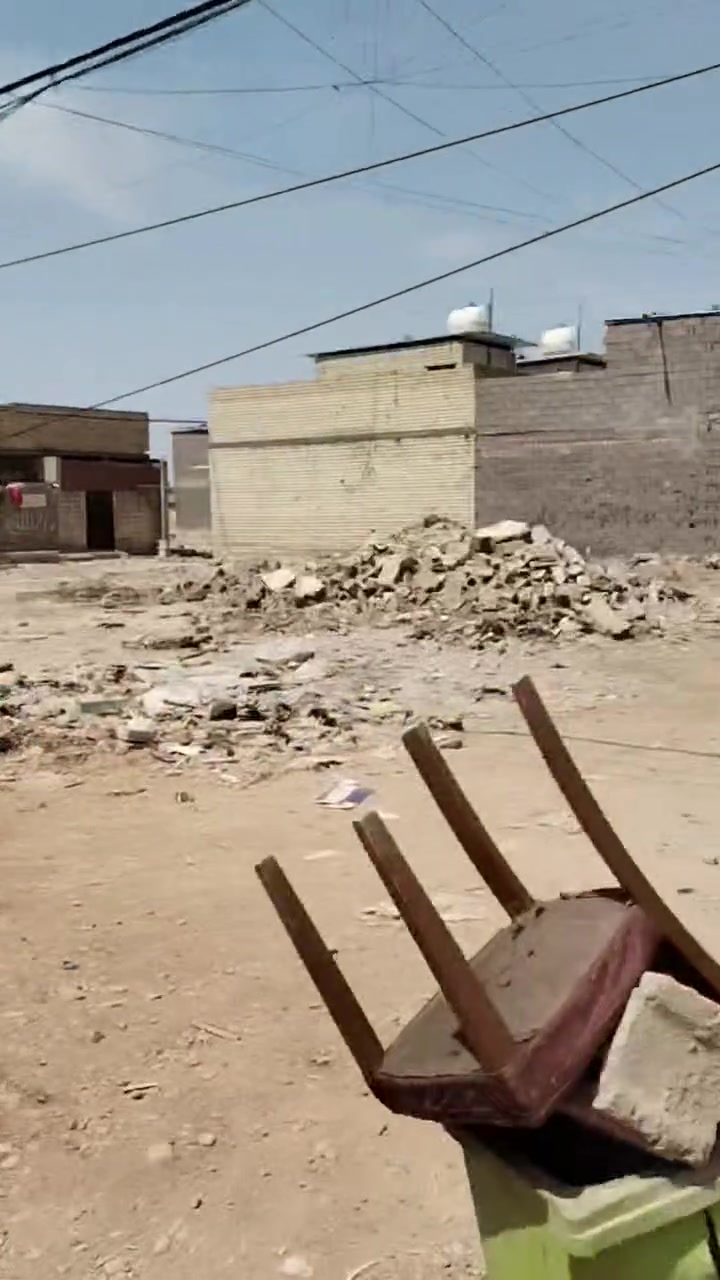 السلام عليكم بيت للبيع

المساحه 65 متر 

في منطقه خضراء الدسيم مقابل قطاع 73

بي غرفه جوه وثنين فوك يعني  3 غرف وملحقاته

السعر 42 مليون

رقم الهاتف ***********

