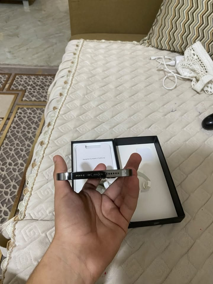 السلام عليكم 
iPhone 12 pro max 
ذاكرة 256gb 
نسخة ال5G
بطارية 🔋 79‎%‎ 
الجهاز نظيف كلشي ممبدل على وضع الشركة وكلشي شغال
السعر 490 الف دينار وبي مجال بسيط 
مكاني الحلة 
للتواصل ***********
