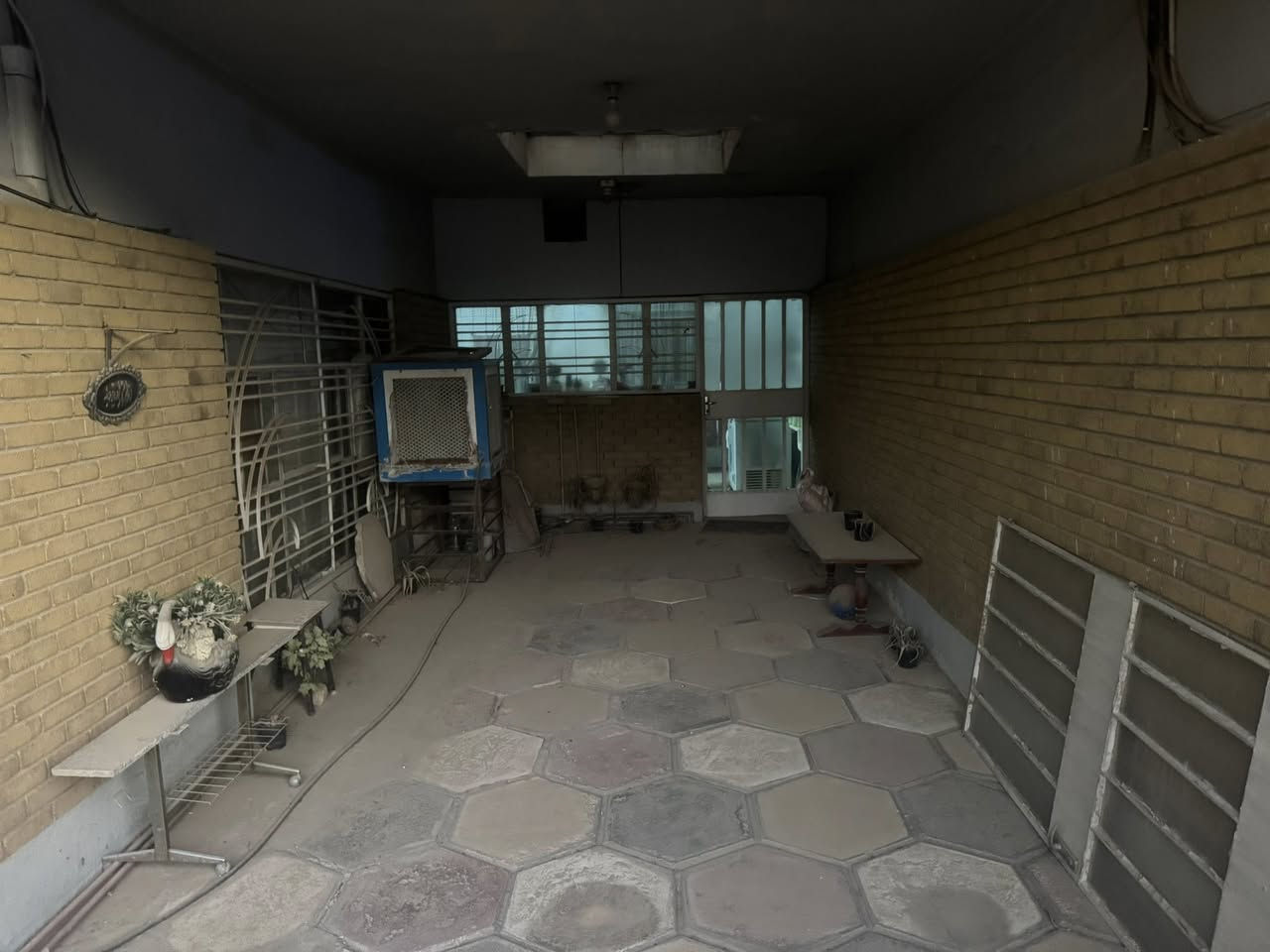 بيت للبيع 400 متر البنوك شارع الكنيسه فرع مدرسه القيم يباع كامل او نص ( غير معروض عند دلال ) 
***********
