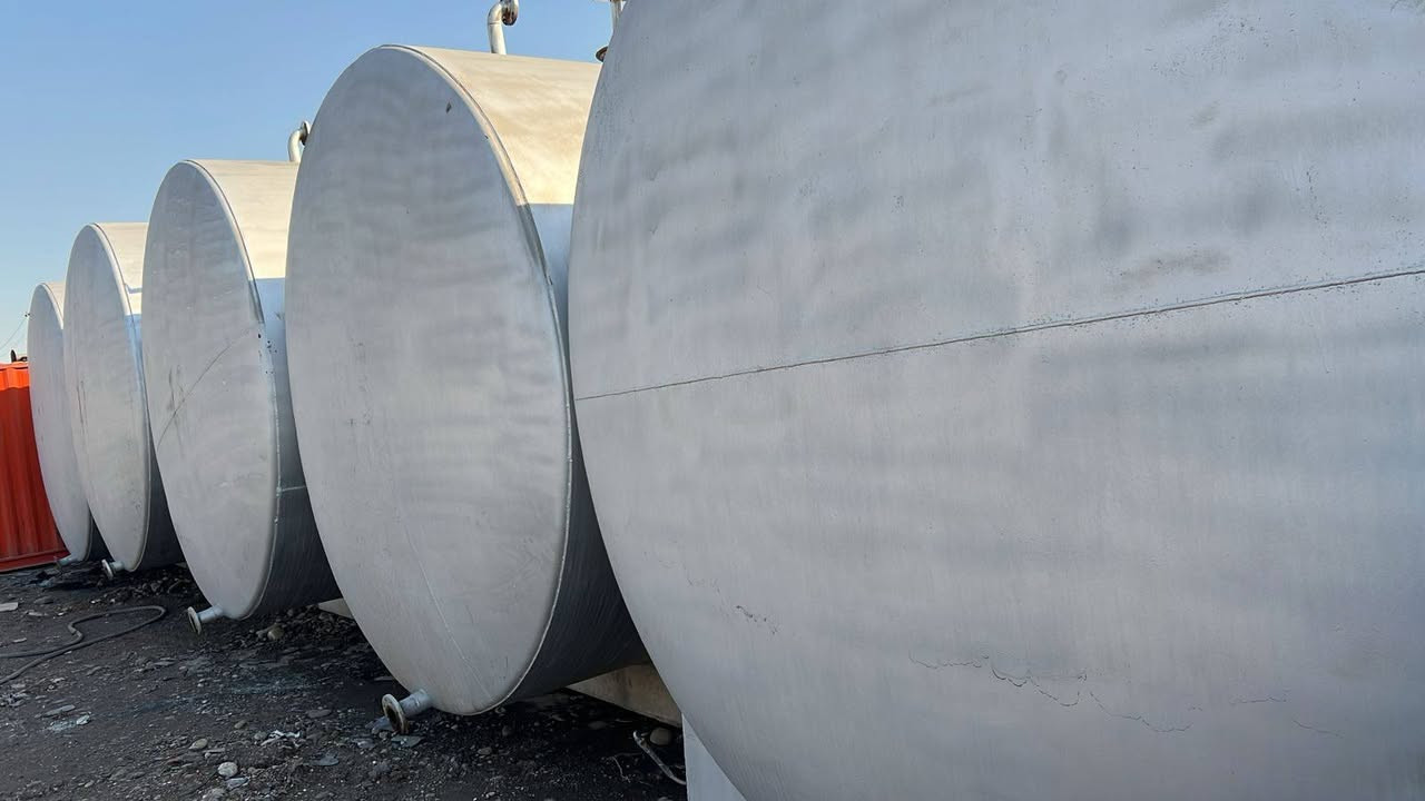 خزانات للبيع ١٠٠الف لتر بليت 6 و8 ملم ***********
