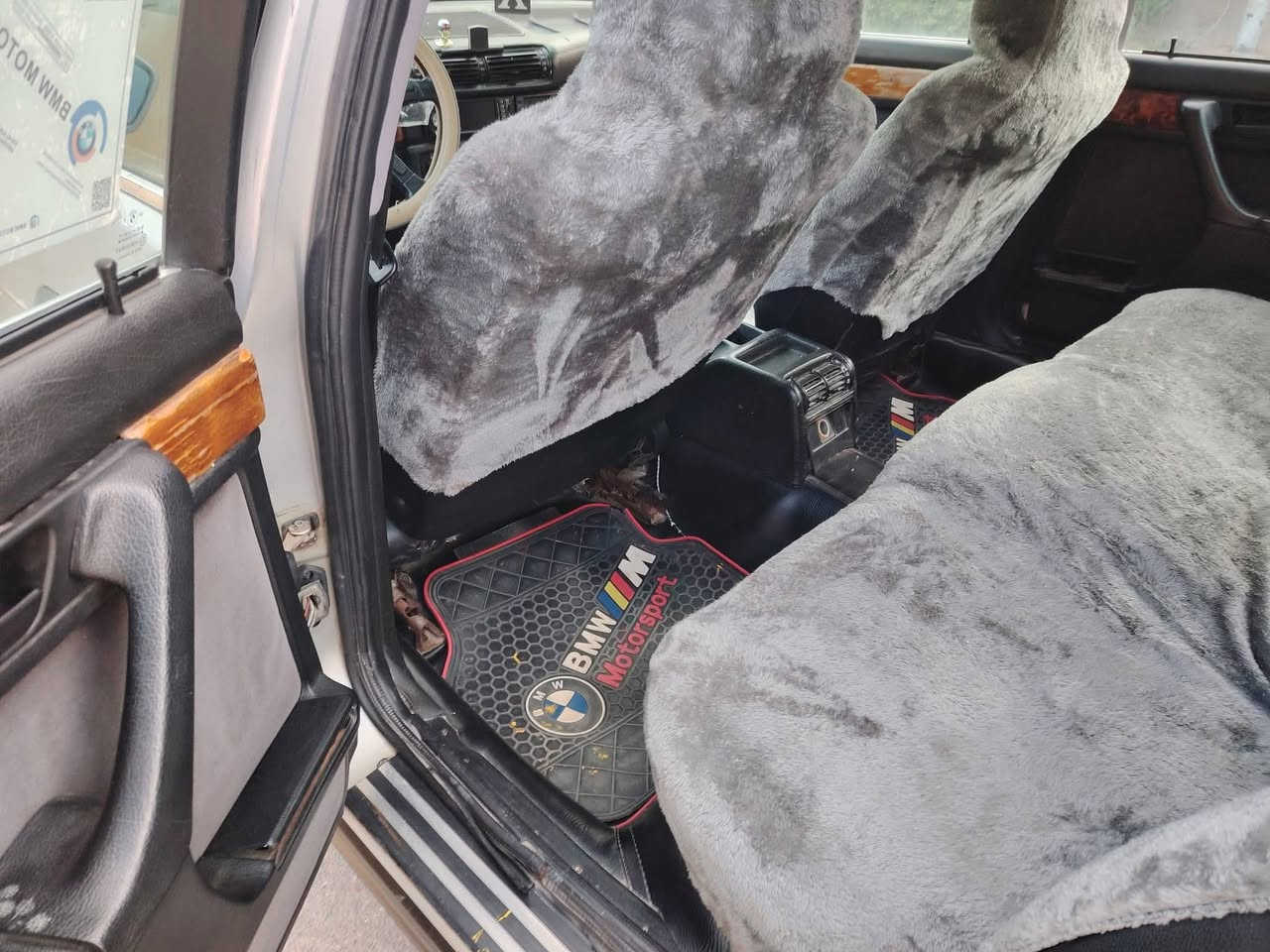 السلام عليكم بي ام حجم 735 موديل 1991 رقم انبار اسمي مشروع وطني سنويه لغايه ال 29 مكينه وكير فيفيتي حاويه  مكفولات سياره جاهزه من تخم تاير جديد حداديه خلفي امامي جدد تبريد ثلج ❄️ كهربايات كلها شغاله سياره مصبوغة عام للجماليه مكفوله من الضربه سياره مكفوله من الكص ونقل الجثه وكافه العيوب الشرعيه سياره جديده معنى الكلمه وجاهزه المكان واسط قضاء الحي السعر52وبيها مجالل
اتصال ***********
***********
