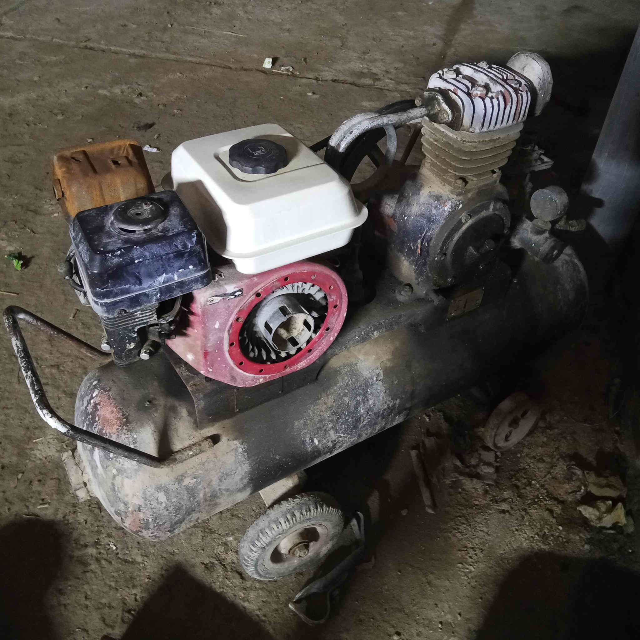 سلام عليك هاذه الكمبريسر للبيع 150لتر محرك مالته بانزين الماطور جاهز المكان شاميه ناحيه الصلاحيه السعر 150للتواصل ***********
