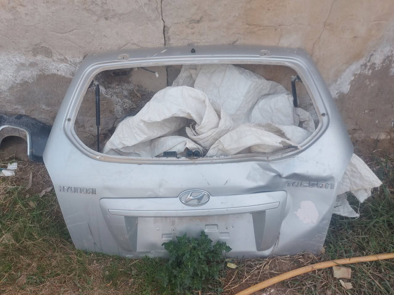 غراض توسان ٢٠٠٩ سبير احتياط ويل كب اصلي جنطة بيها ضربة بسيطه درع امامي وخلفي كلها ب 200 الف  
***********
