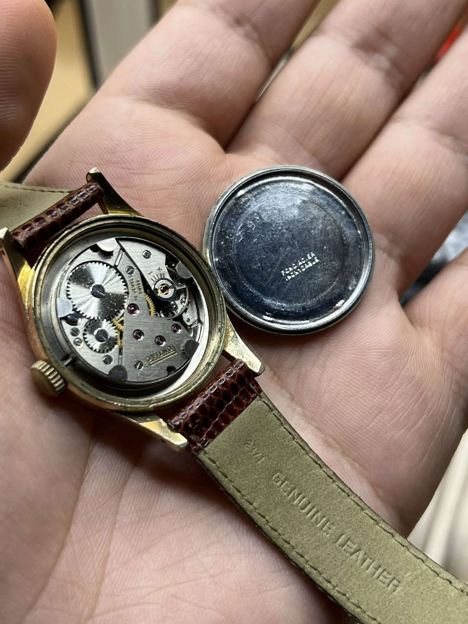 سلام عليكم
ساعة من بونتياك سويسري اصلي 
نصب تكويك 16 حجر
سنتر ثواني منفصل
تغليف ذهب 10 مايكرو 
قطر 31 و نص 
نظافة جداً ممتازة

السعر والحجز على الخاص فضلا وليس امراً
او على الواتساب ***********
