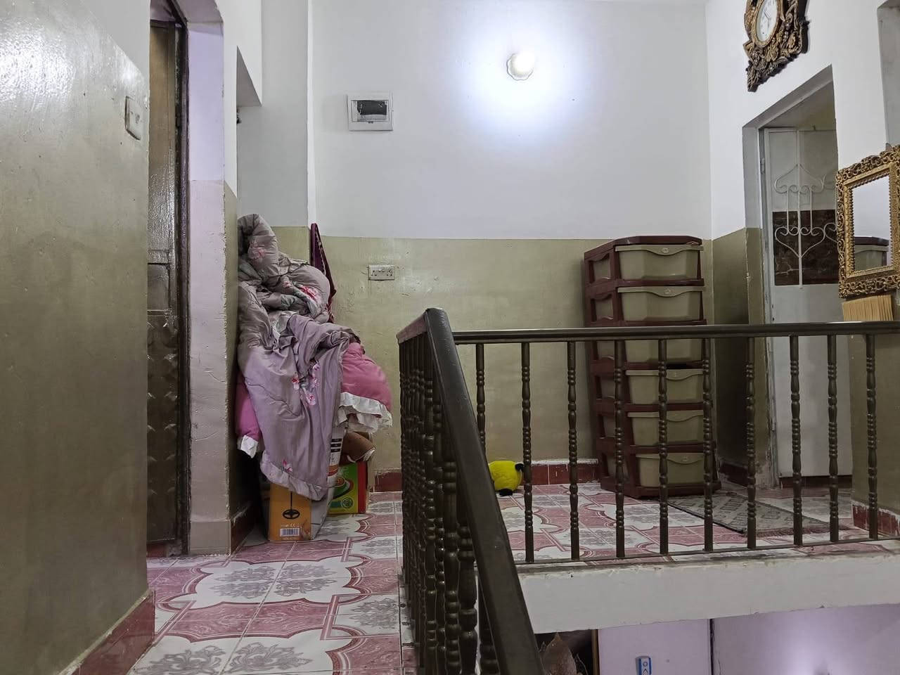 ١٠٠متر طابو صرف.  طابقين يحتوي مطبخ كبير سيراميك جداري و٤ غرف نوم ٣ بطابق الثاني وحدة بطابق الاول ويحتوي صالة جلوس ديكوراها تركي و٣  صحيات وحدة فوك وثنين جوة ويحتوي علة محل صغير عنوانة الدورة ابو دشير خلف المركز السعر ١٤٠ وقابل للتفاوض الرقم ***********
