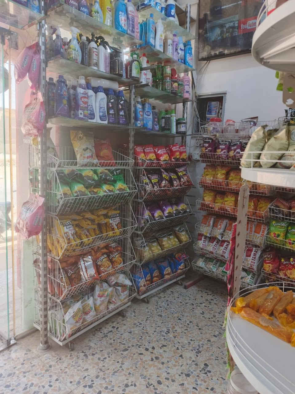 اسواق للبيع المساحه٧٠متر
بيها برادات ابو التك 4 وابو الاثنين 3
وبطحيات4 وبيها عارضة براد مال حلويات1
سلات جباس4
بيها سستم8كاميرات وشاشه وياهن ونت وبيها تانكي ماء،ارو
بيها سبالت واحد منهن ابو طنين واكو ابو ثلاث طن 
واكو رفوف وعارضه جكاير وهواي بيها بعد شغلات
عنوانها  البوبيات عامود45 تجاريه وبصفها مخبز قريبه جدا ع الولايه
الاسواق خير من الله بس يرادلها واحد متفرغ واني عندي ضرف اريد ابيع ويرادلها مسواك 
ايجارها300بلشهر ووارده 450
وسعرها بلكامل٩وبي مجال
للتواصل ***********
