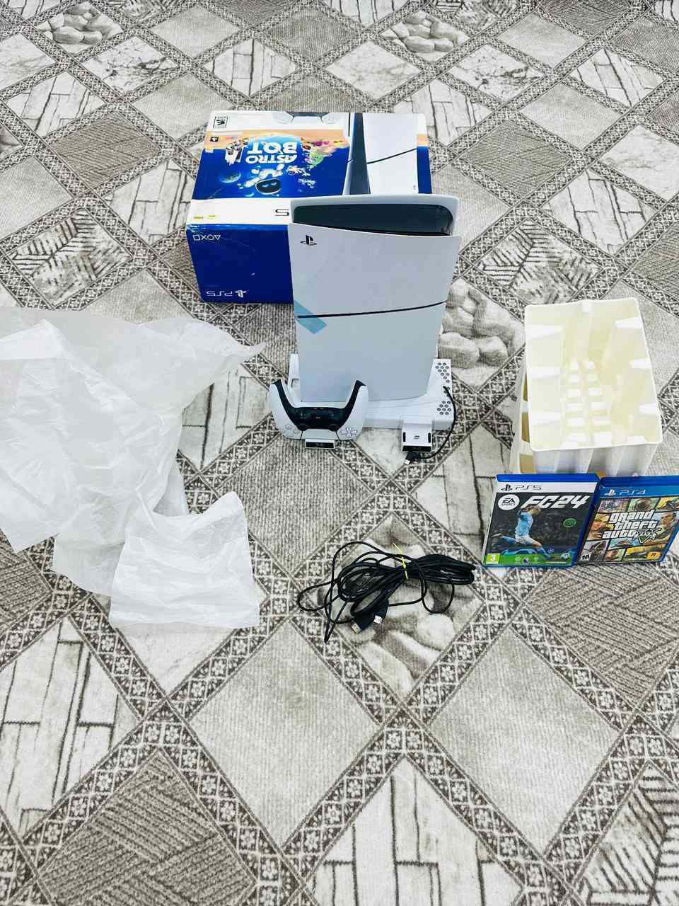 بلي فايف سلم بيع او مراوس
مع جوستك اصلي وكارتون ملحقاته كامله
وياه ستان تبريد  وياه قرصين جيتي فايف. فيفا 24
مكاني بصره *********** البصرة, العراق
