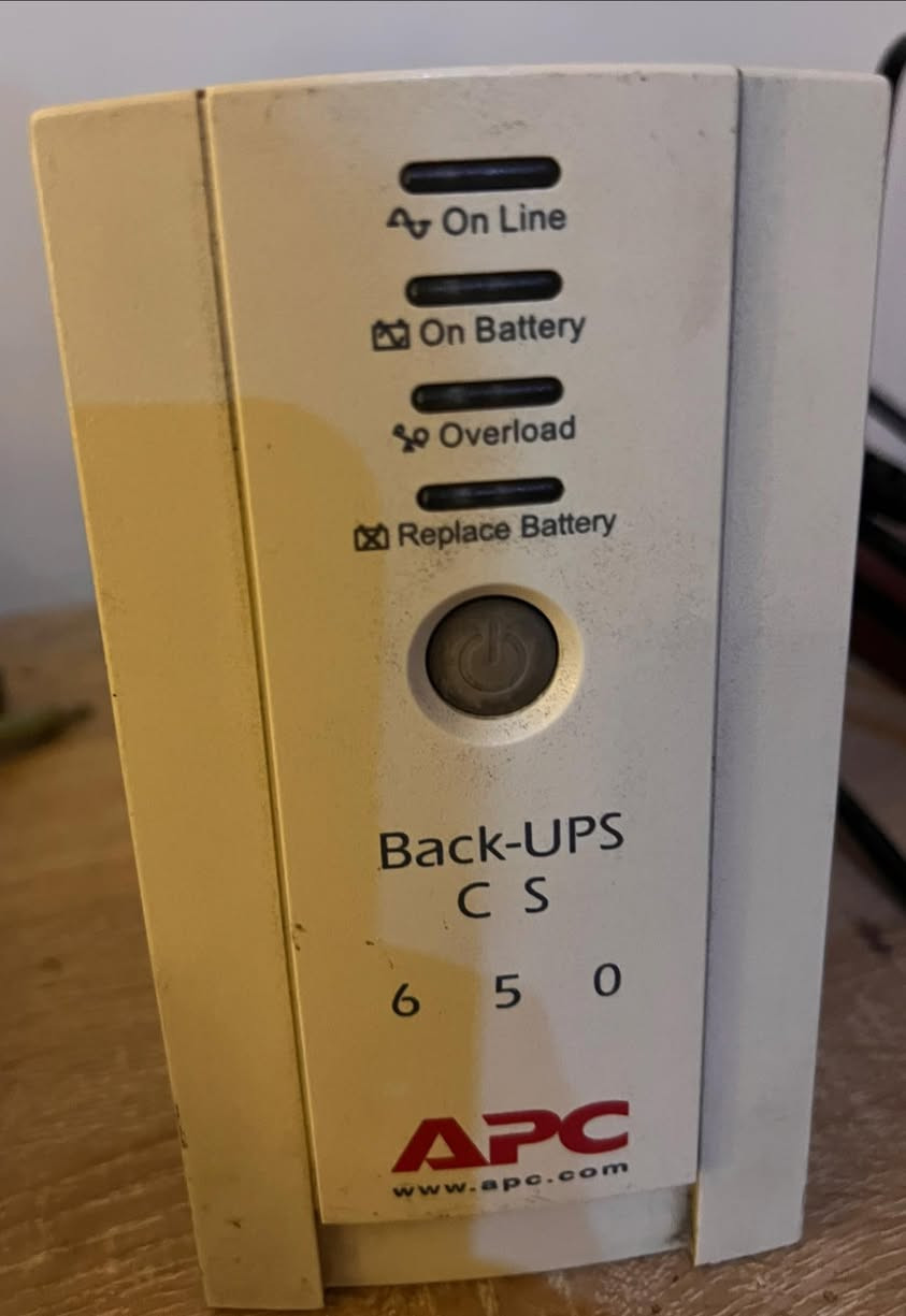 السلام عليكم
1- شاشة (مونتر) للبيع
الدقة :4k
الهرتزية :75HZ
الحجم : 32
2- كيبورد ميكانيكي ( سويتش ) 
3- ايضاً UPS 
 2000 مكسما
القدرة الفعلية: 400W (واط).
• الجهد الكهربائي: يعمل بنظام 220-240 فولت.
كلهم بسعر 325 وبي مجال …


**إذا كنت صاحب هذا الإعلان وتريد حذفه لأي سبب، رجاءا أرسل رسالة إلى الدعم الفني**