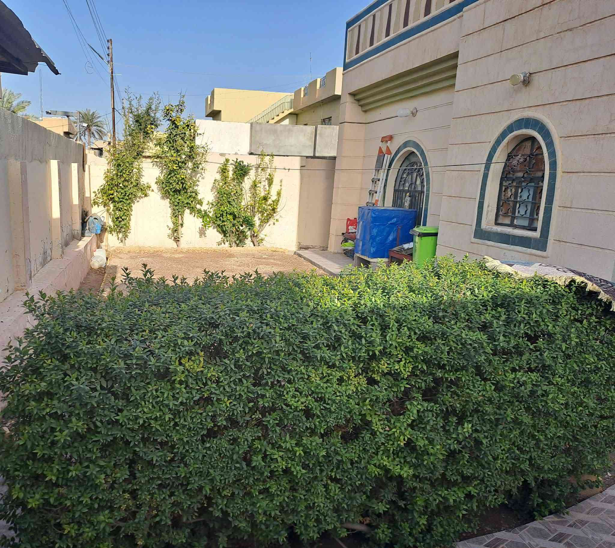 سلام عليكـم بيت للبيع مساحه ٣٠٠ غرف نوم ٢ مطبخ وصاله  وهول وديوانيه وكليدور البيت نضيف المكان حي الشهداء قرب جامع ابن القيم بصف ملعب الخالديه / رقم صاحب البيت ***********
