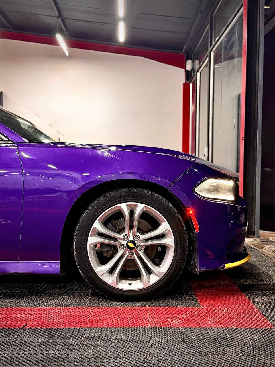 دوج جارجر خليجي 2019 GT
  رقم اربيل الحديث باأسمي السيارة  
المحرك: V6/3600 
 اللون : بنفسجي مميز
لااستفسار /***********

المواصفات : . 
*فتحة سلايد
* المصابيح الأمامية مع LED . 
* حساسات .
* شاشه كبيرة مع نظام ملاحة نفكيشن GPS .
* الشاشة مع اوپشنات SRT . 
* ويل قياس 20 انج GT plas
* مقاعد جلد  .بلون السيارة 
* كشن السائق كهرباء .
* تشغيل عن بعد .   .
* كاميرا خلفية .
* مرايا متحسسة للاضاءة العالية .
    *. كير شفتات .
* سوبر تراك باك 
عداد المسافة : 80 الف
السياره نضيفه وكلشي بيها عل وضع البلاد بس بنيد مبدل بلادي نفس اللون

مكان السياره : النجف

للاستفسار : *********** النجف, العراق
