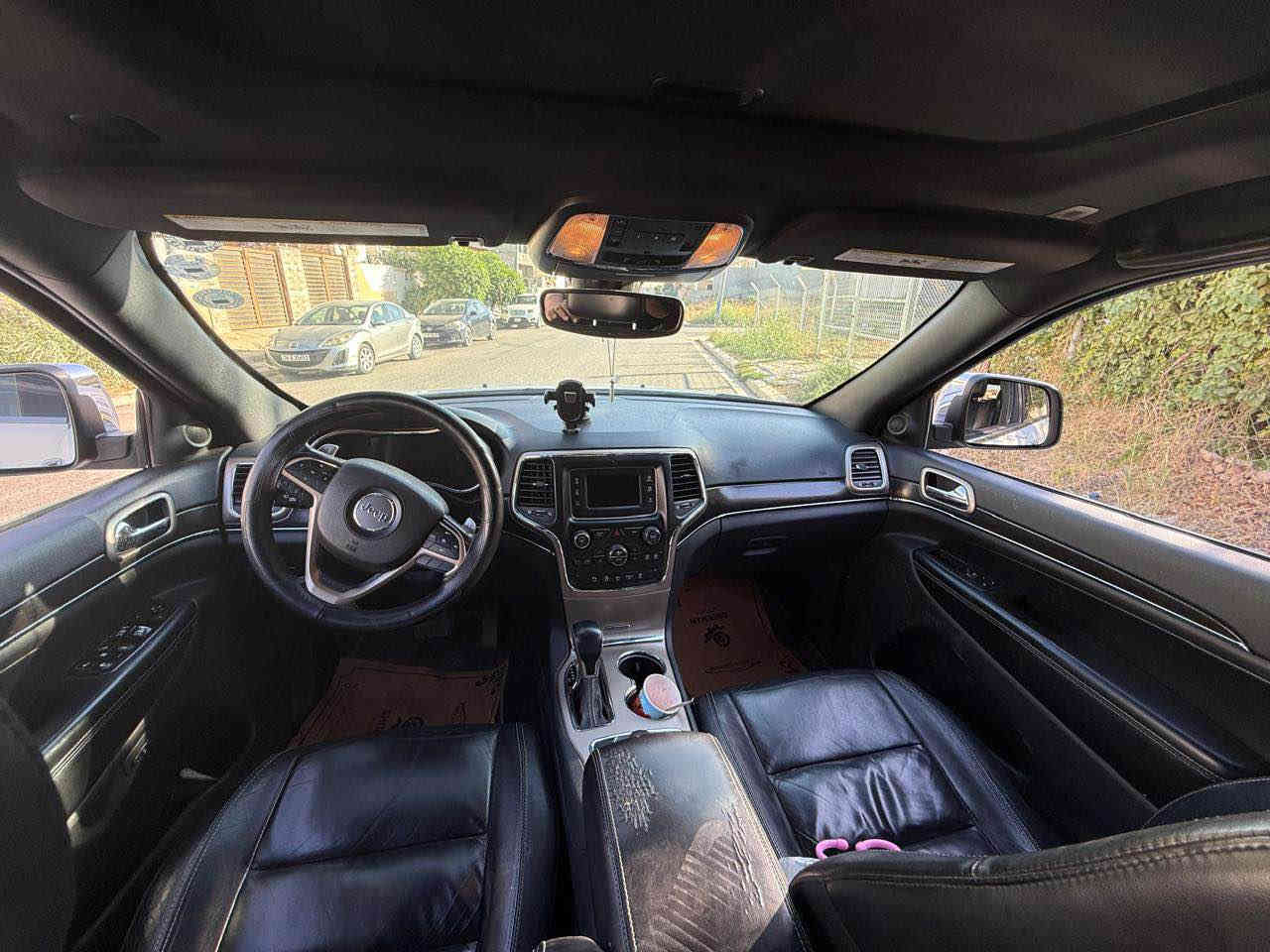 للبيع سعر 238
#جيب گراندشيروكي 2017
بدون صبغ واحد جملغ صبغ امريكا 
*********** /*********** 
ماشيه 180الف، ميل
گير ومحرك بشرط لامفتوح ولاصرف ولابخار.
 تشغيل عن بعد، 
شاشة وكامرة، 
وحساس خلفي، 
دفع رباعي4x4، 
لايتات زينون ابيض عالي وناصي. 
ويل كروم حجم20. 
بصمة ابواب وبصمة تشغيل
تبريد مركزي
السيارة حلوة ونظيفة 
تايرات جديدة
سنوية ورقم جديد لحد2029 تحويل وغرامة شرط
المكان زاخو أربيل
