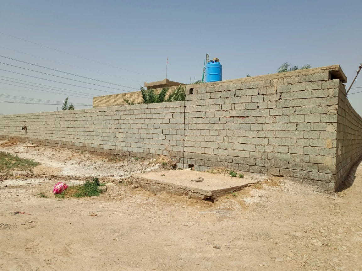 قطعة ارض للبيع 1500 متر مع دار متكون من غرفتين نوم +صالة +مطبخ +ستقبال + حمام داخل البيت + صحيات خارجية . العنوان تقاطع النهروان مقابل اسواق القمة .اي ستفسار على الرقم ***********
