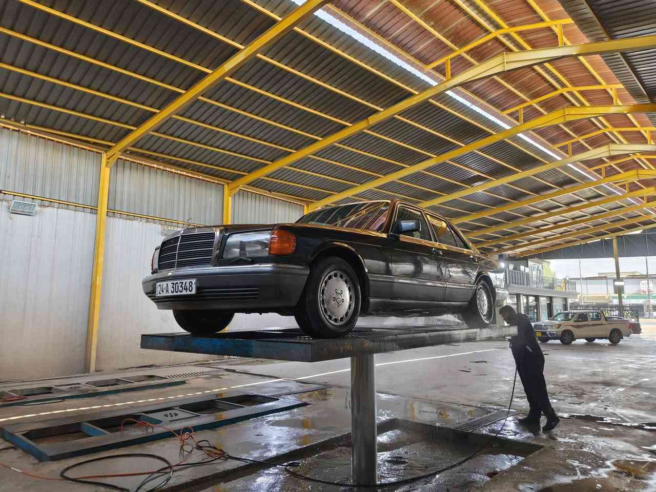 مرسدس رئاسي موديل 1990
رقمها دهوك وكاله عام ابسمي 
تبريد 
غرفه جلد عسلي 
مضخم صوت
تخم تاير جديد 
مصبوغه جماليه 
شاشه 
كير ومحرك شرط اصلي 
6 سلندر 
الماني مو امريكي 
السياره جديد وحلوه وبيها نضره
مكاني موصل وهذا رقمي *********** 
السعر90 وبي مجال بسيط للشراي 
والسياره احلا من الصور بعد
