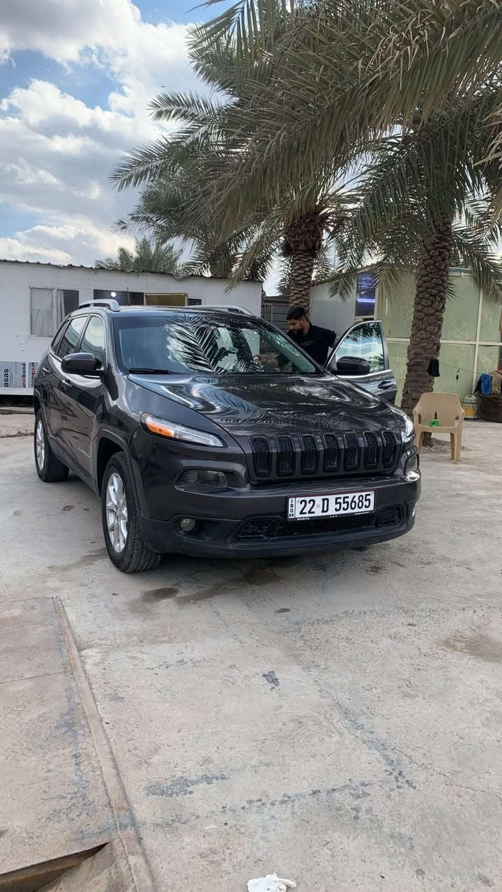 جيب بزون شيروكي 2017 مواصفات لاتيوتد 
مال بيت 🏠 
محرك 6 سلندر 3200 
كير + محرك مكفولات
حادث امريكا فقط 
 بداية البنيد ودعامية 
وجاملغات بارد فقط 
موضح ب صور + رقم شاصي 
+ سونار مرفق مع الهزة
ايرباكات سليمة كلها
الكتلوك ودفاتر الشركة موجودات بوضع الشركة
ماشية 125 الف ميل
سيارة بوضعية جيدة جداً 
حدادية  جيدة
تبريد + تدفئة قطعتين امامي وخلفي 
تدفئة كشنات 
تدفئة ستيرن
تدفئة مري جانبية
تبريد ثلاجة قطعتين امامي خلفي
شاشة حجم كبير بلادية مال جيب+تحكمات داخلية + اوامر التبريد
سماعات عدد 6 مع الدمام البلادي
تشغيل عن بعد 
توقف ذاتي
عدسات حاجب LED نهارية + لايتات LED
كامرة خلفية 
غرفة داخلية مع الدوشمة  
تايرات جديد
باتري جديد
سنوية باسمي 
رقم اربيل جديد + هزة جديد
السعر 117 بيها مجال بسيط 
مكان بغداد - الدورة - البوعيثة
***********
