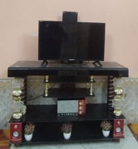 ميز تلفزيون • زوج سماعات • MP3 شغال