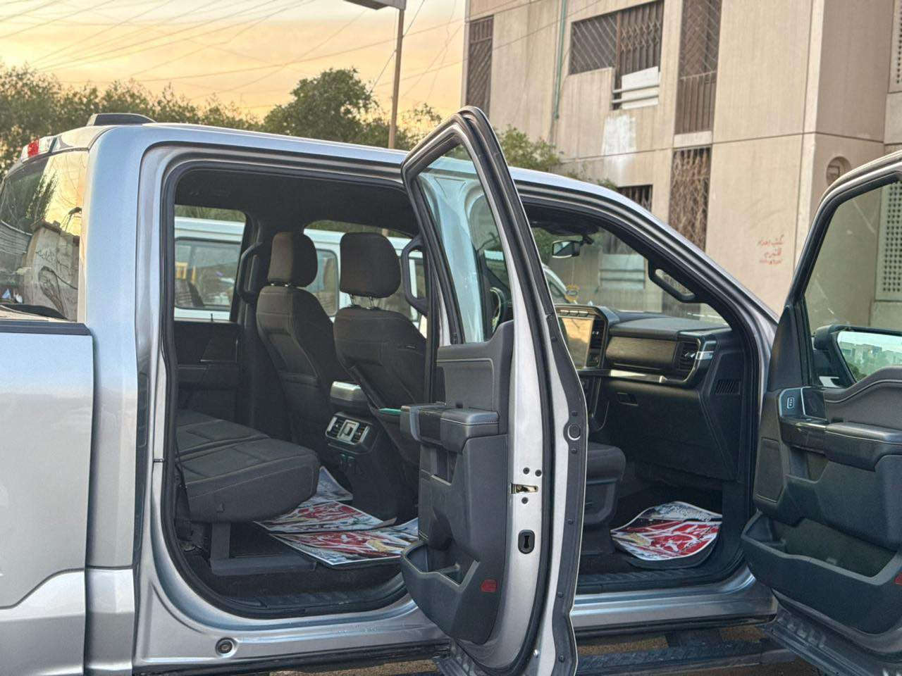 ﷽

‎‏‎ ⚜️للبیع

‎‏‎‏⚜️ FORD F-150 XLT ⚜️ / 2023
للبیع فورد F-150 ⚜️

لون ; رمادي ممیز🪽

مودیل ; 2022

مواصفاتها XLT : سبورت السياره👇
محرك: 6 سلندر 🔥🔥
محرک:3.5 دبل توربو ⚜️
باب طويل بدي قصير 
كشنات كهرباء 
قاصه دشبول
بريك بصمه
سبير منازل
لايت  LED 
اوتو ستوب 
شاشة الكتروني 📱
التحكم في وضعيات القيادة 🔥
رادارات (خط مسار * جانبي * خلفي)☑️
تخم حساس ✅
كاميرا خلفية🎥
ويل كروم اصلي 🛞
رادار توقف ذاتي 
بلجكتور ليت بيلادي ◽️
تحديد مسار 🚦🚥
شاحن تايب سي ⚡️
سستم شاحن الایفون 📞
شاحن 🔌 USB

السياره جديده 

 السیارە ماشیە ٣٤ ألف   

السیارە حادثها بجم بس وصلت العراق محرك شغال وتمشي. 
البنيد مبدل نفس اللون جاملغ ايسر مصبوغ والباب مال السائق والخلفي على ربع الباب أو شويه اكثر صبغ بسبب ضربه خفيفه والجاملغ الايمن بالحافة الفوك صبغ قليل جدآ📌

سعرها: ٢٩٨ وبيها مجال

للأستفسار الاتصال على ; *********** بغداد, العراق
