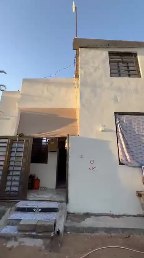 سلام عليكم بيت للبيع كربلاء  في شبانات  90 متر طابقين يصلح سكن او حسينيه لزوارطابق الأول يحتوي على استقبال معزول وصحيات خارجيه وغرفه نوم ومطبخ وصاله كبيره ومنور وصحيات داخليه  طابق الثاني غرفين غرفه نوم كبيره والثاني غرفه مخزن. للاستفسار اتصل على الرقم #***********
