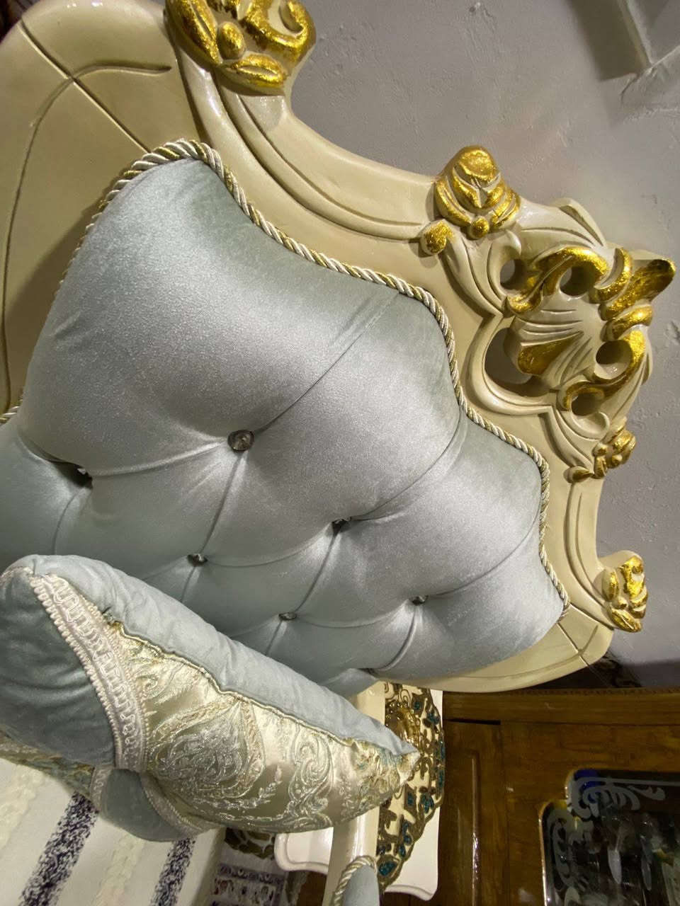 السلام عليكم
تخم قنفات 10مقاعد  وميز طعام زان درجه اولى 
علق واكتبلك السعر
***********
