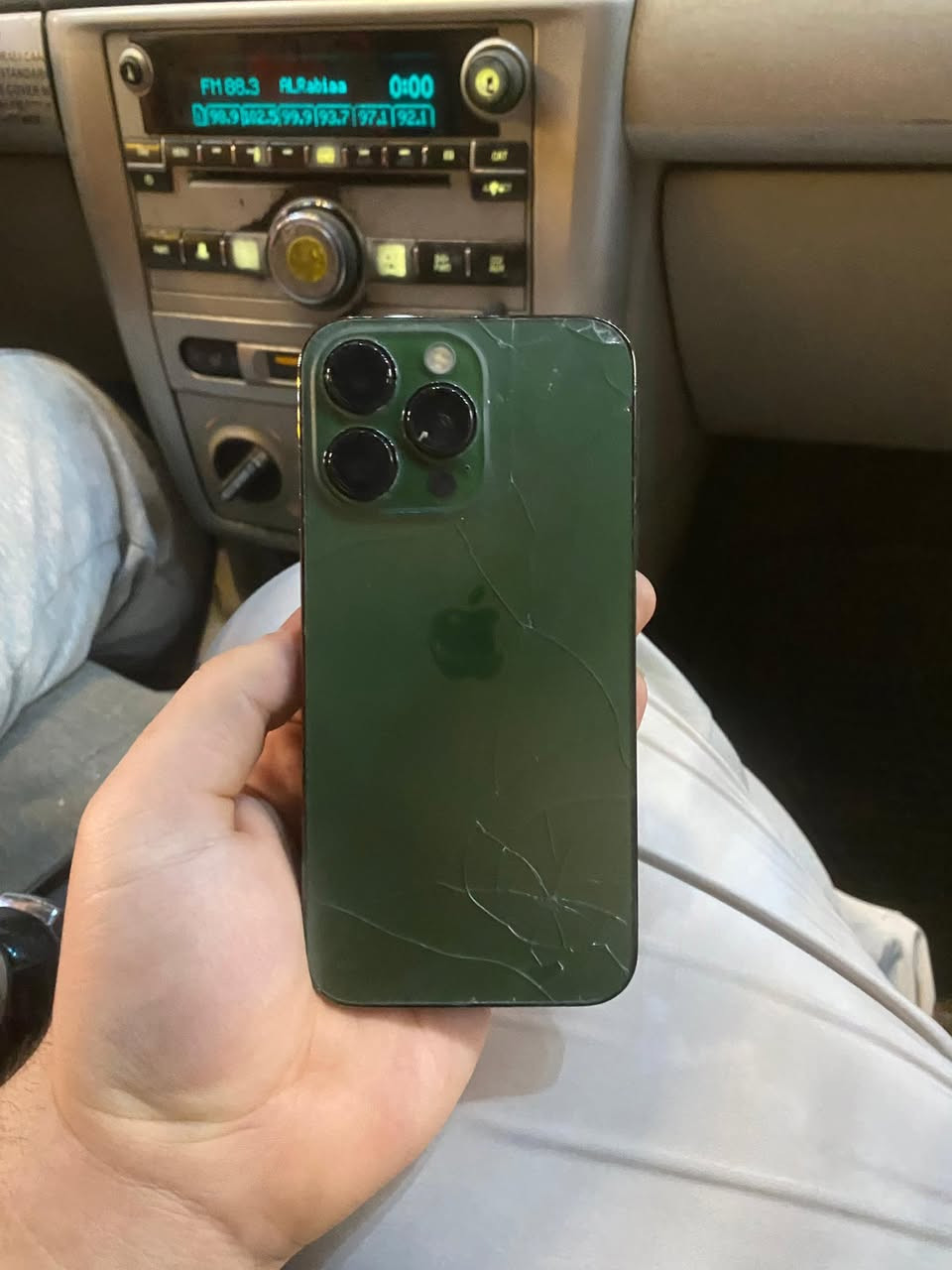 سلام عليك١٣ برو ذاكرة ٢٥٦ مبدل شاشة وبطارية وضعر مكسور والكامرات كلهن شغلات بس الخلل من البرود تصليحة ٣٥ الف يشتغلن سعر ٣٠٠ وبي مجال ***********
