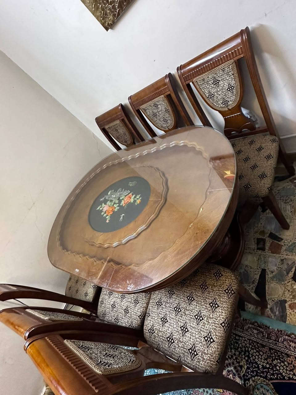 ميز طعام مع ٦ كراسي للبيع  السعر ٥٠٠
***********
