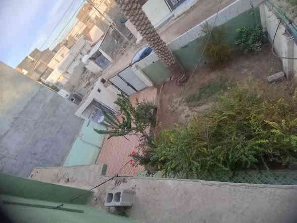 بيت الايجار مساحة 200متر
استقبال  هور مطبخ 3 غرف
العنوان  كاطون الرازي قرب مدرس الشام
سعر 300الف
الاستفسار عن رقم ***********
