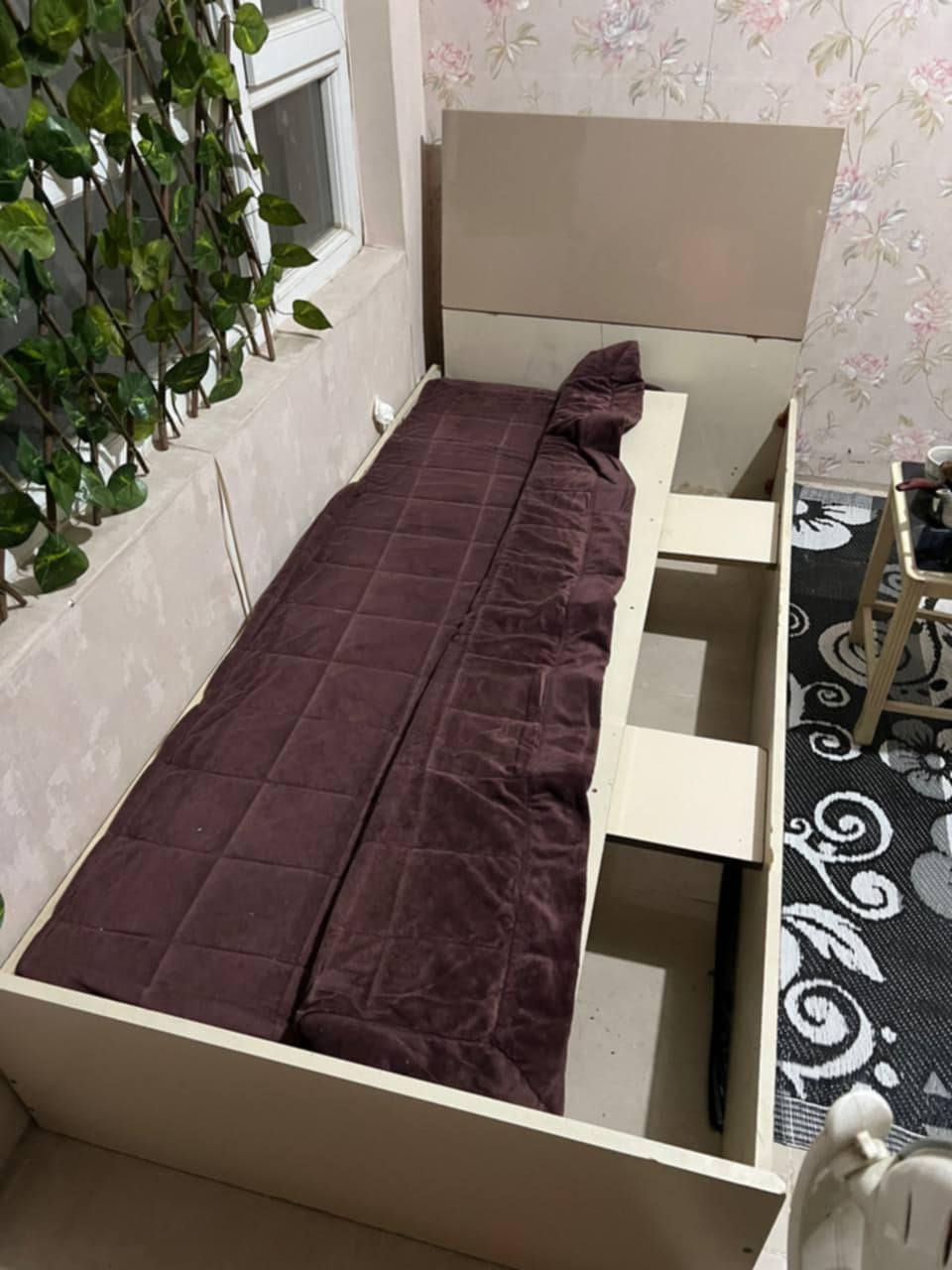 تخت مع فرشو للبيع تواجد بختياري سعر 50الف
للتواصل 
***********
