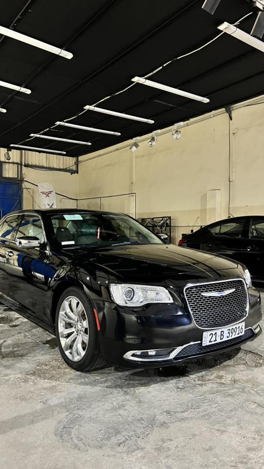 السلام عليكم 
كرايسلر 300 لميتد 
للبيع للبيع 
مكان السيارة ديالى _ بعقوبة 
السعر 240 ورقة وبي مجال للشراي 
موديل 2018 بدون صبغ 
رقم سليمانية 
السيارة داخلة كلين هنا بالعراق انطخت 
بيهة قطعتين تبديل نفس اللون بدون ضرر داخلي 
بدون ايرباك 
ماشية 90000
مكينة V3600
مواصفات الليمتد معرفه فول ماعدا البانوراما
كشنات ذاكرة 
كشنات امامية تدفئة تبريد 
ستيرن تدفئة 
السيارة جاهزة من كل النواحي متصرف عليهة درهم 
للاستفسار اكثر الاتصال بالرقم 
***********
