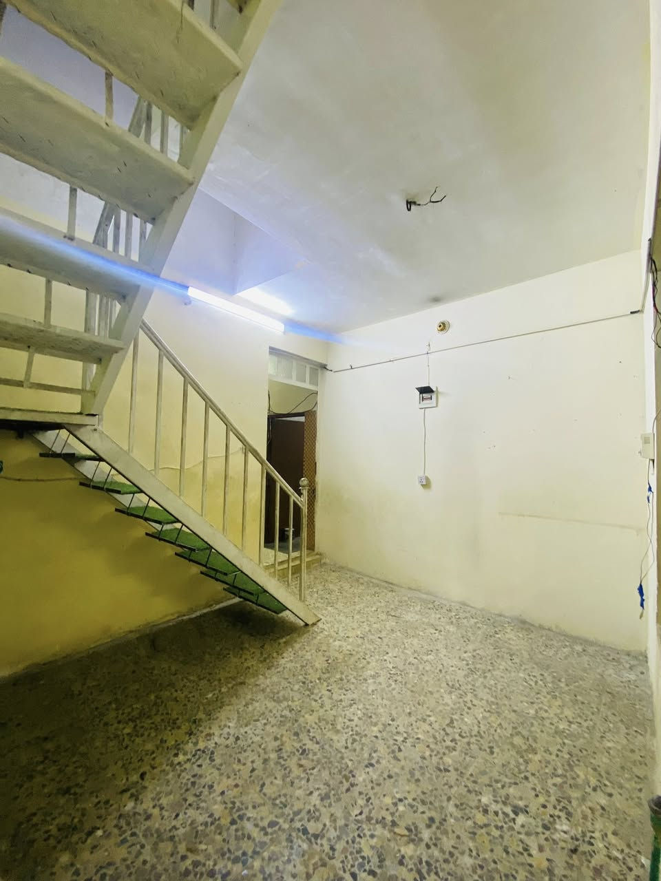 🏠 للإيجار في بغداد – البلديات
بيت طابق أول مساحة 150 م²، يتكون من:  
• استقبال  
• غرفة نوم  
• مطبخ  
• صحيات  
📍 الموقع: بغداد – البلديات قرب مجمع الشذر الطبي  
يبعد عن الشارع العام 3 بيوت
📞 للاستفسار: ***********
