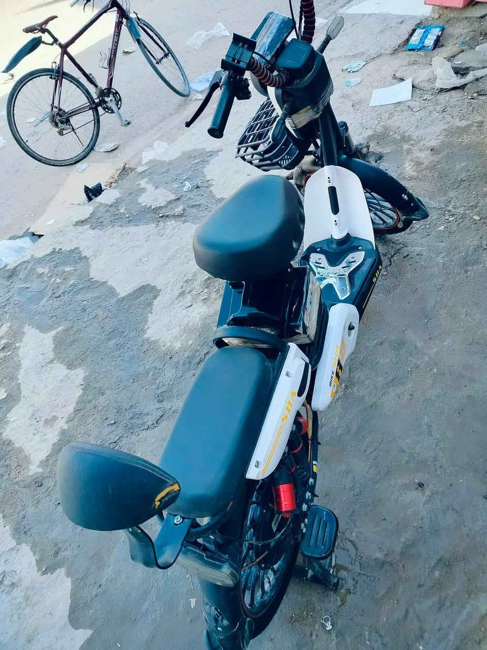 للبيع: دراجة شحن SHA BIKE 88 الأصلية 🚲✨

 الحالة: نظيفة جداً وجاهزة وما تحتاج أي مصاريف.

 المواصفات: شاشة ديجيتال (لايلون البلاد بعدها عليها السرعه 47 )،

 أربع بطاريات 48 فوالت 

دبلات خلفية قوية للمطبات، سلة أمامية حديد، وكشن خلفي وية تكوة.

 الملحقات: قاعدة موبايل بالستيرن + الشاحن الأصلي.

 المكان: الناصرية.سوق الشيوخ 
 السعر: [250 الف الشراي يدخل خاص ]
 للتواصل: [*********** ] أو مراسلة الخاص.
